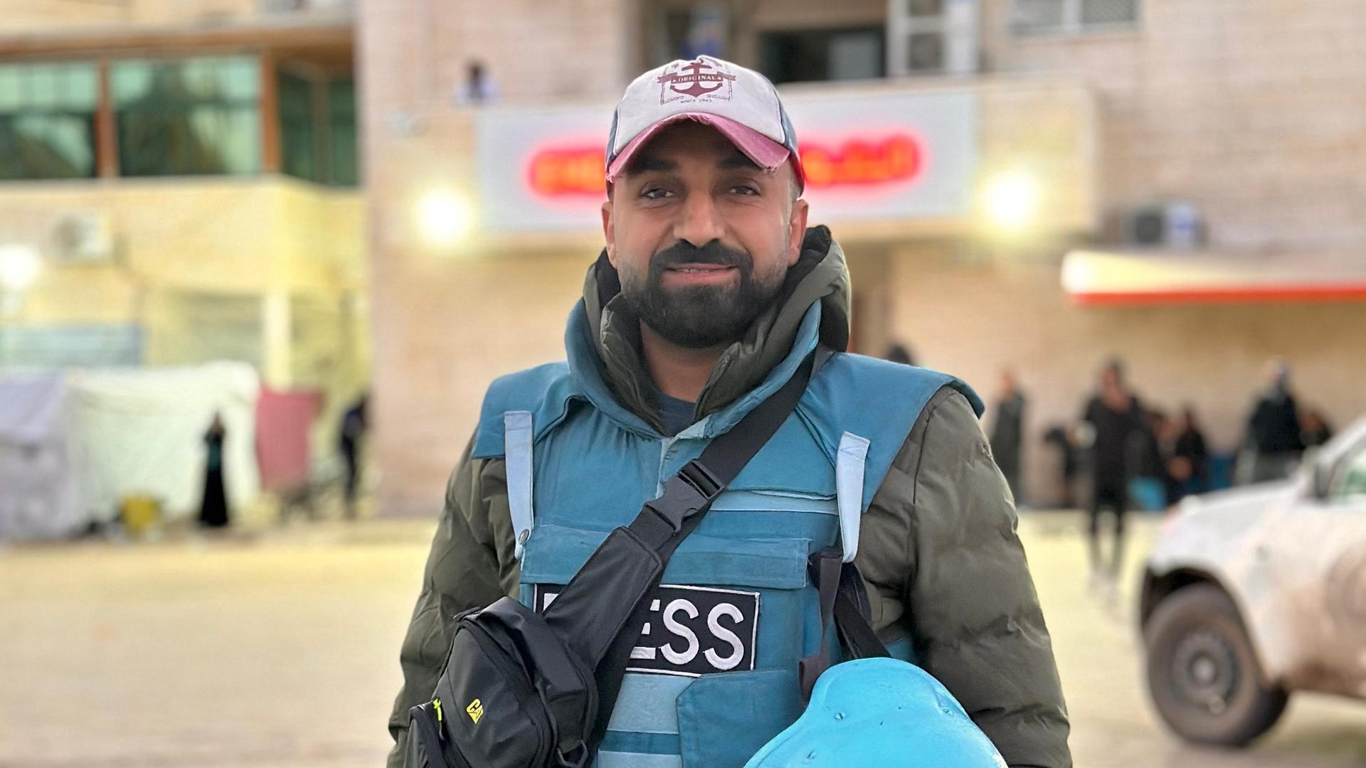 Mohammad Abu Saif, Journalist im Gazastreifen, in einer Schutzweste und einem hellblauen Helm mit der Aufschrift Press. Mohammad Abu Saif, Journalist im Gazastreifen, in einer Schutzweste und einem hellblauen Helm mit der Aufschrift Press.