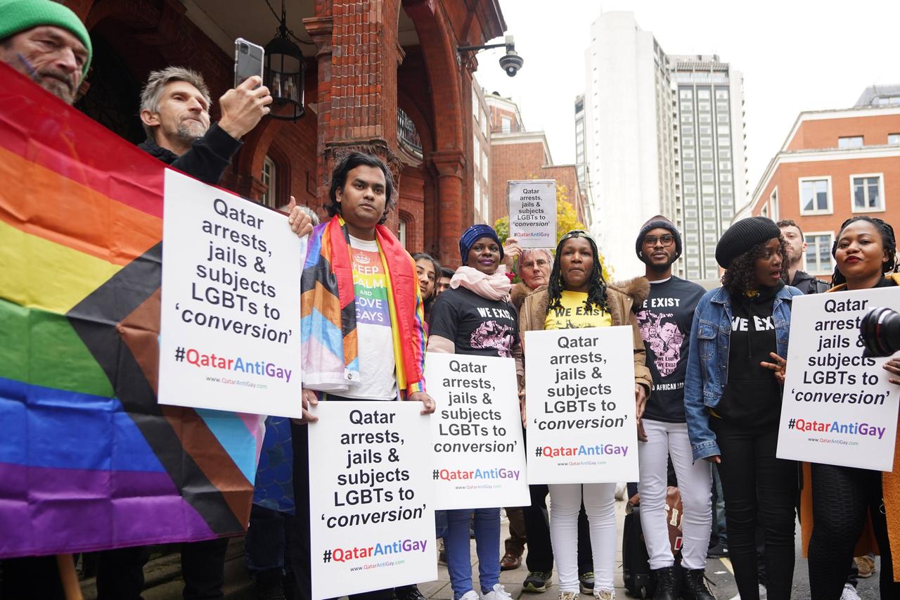 Klare Botschaft vor der Botschaft: Diese Menschen protestieren vor der Botschaft von Katar in London und beklagen die Haltung des Emirats zu den Rechten von LGBTQ-Menschen. 