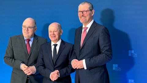 Berlin: Steffen Kampeter (l-r), Hauptgeschäftsführer der Bundesvereinigung der Deutschen Arbeitgeberverbände, Bundeskanzler Olaf Scholz (SPD) und Rainer Dulger, Präsident der Bundesvereinigung der Deutschen Arbeitgeberverbände, nehmen am Symposium des 60. Geburtstages des Arbeitgeberpräsidenten Dulger teil.