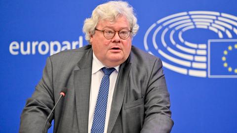 Grünen-Europapolitiker Reinhard Bütikofer (Grüne) bei einer Pressekonferenz seiner Fraktion zum EU-Verbot von Produkten, die durch Zwangsarbeit hergestellt werden im Europäischen Parlament. Das Verbot ist vor allem eine indirekte Kampfansage an China. 12.09.2022