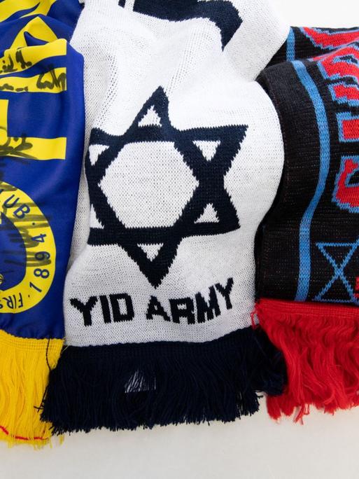Fanschals von „Partisan*Rothschild“, „Yid Army“ und „F-Side“ in der Ausstellung "Superjuden" im Jüdischen Museum Wien