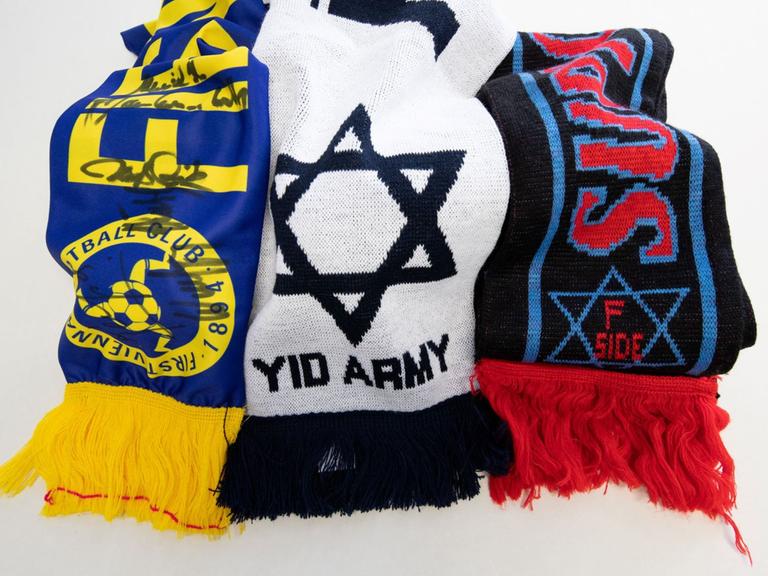 Fanschals von „Partisan*Rothschild“, „Yid Army“ und „F-Side“ in der Ausstellung "Superjuden" im Jüdischen Museum Wien