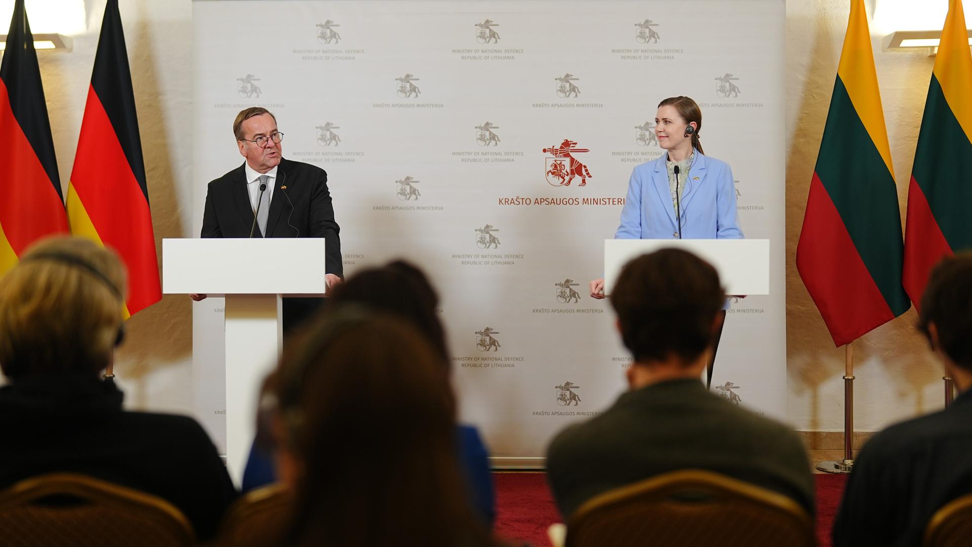 Boris Pistorius, Bundesminister der Verteidigung, gibt mit der litauischen Verteidigungsministerin Dovile Sakaliene eine Pressekonferenz.