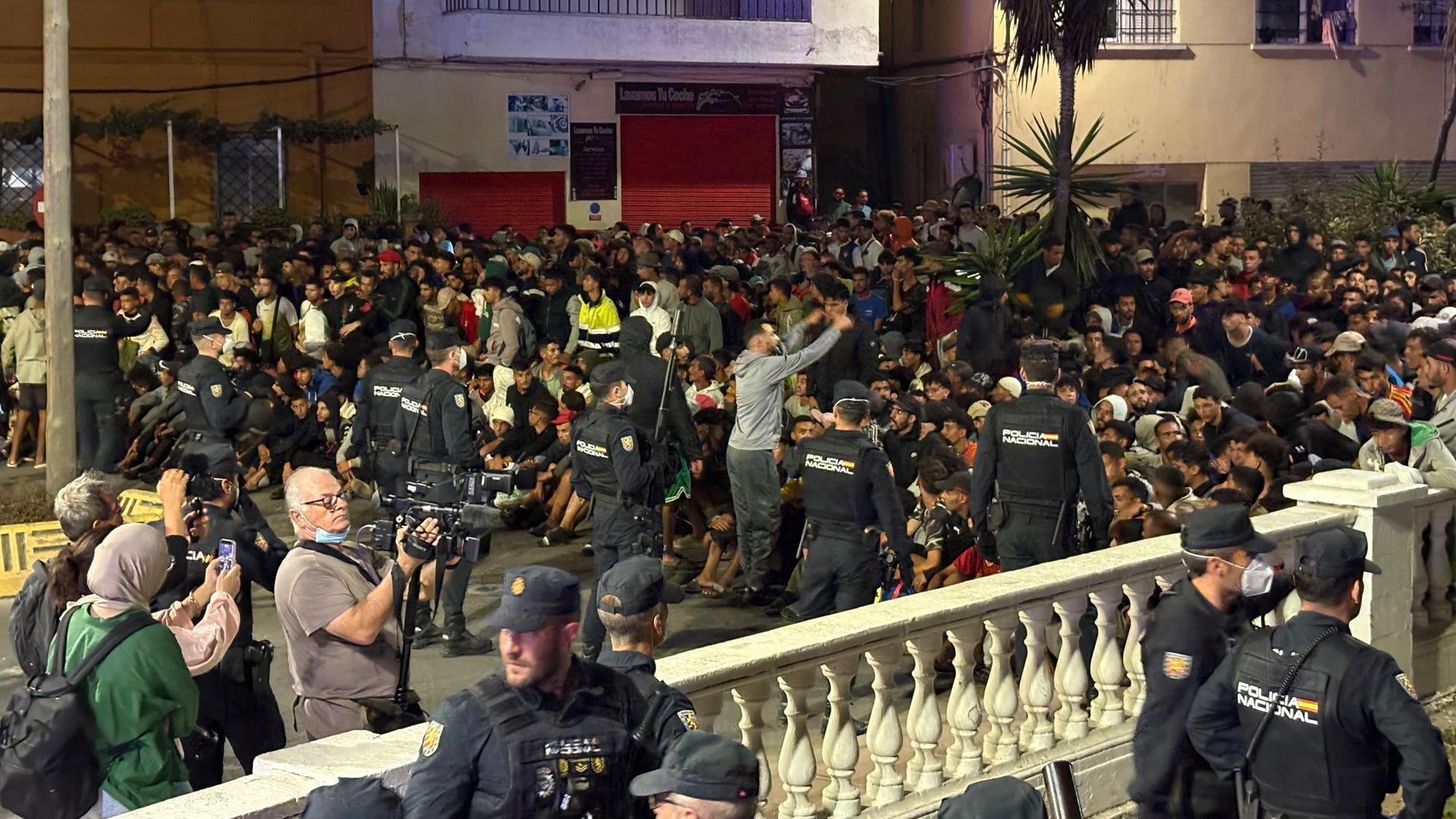 Die Guardia Civil organisiert den Transport von Migranten zum Hafen von Ceuta. Die Guardia Civil organisiert den Transport von Migranten zum Hafen von Ceuta.