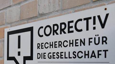 Eingangsschild vor dem Büro des Recherchekollektivs Collectiv