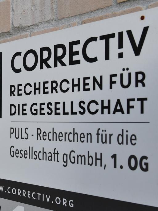 Eingangsschild vor dem Büro des Recherchekollektivs Collectiv Eingangsschild vor dem Büro des Recherchekollektivs Collectiv