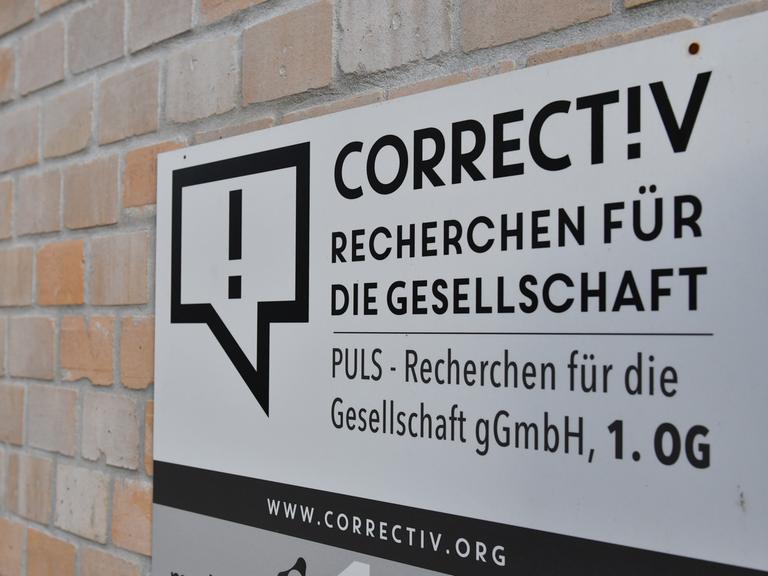 Eingangsschild vor dem Büro des Recherchekollektivs Collectiv Eingangsschild vor dem Büro des Recherchekollektivs Collectiv