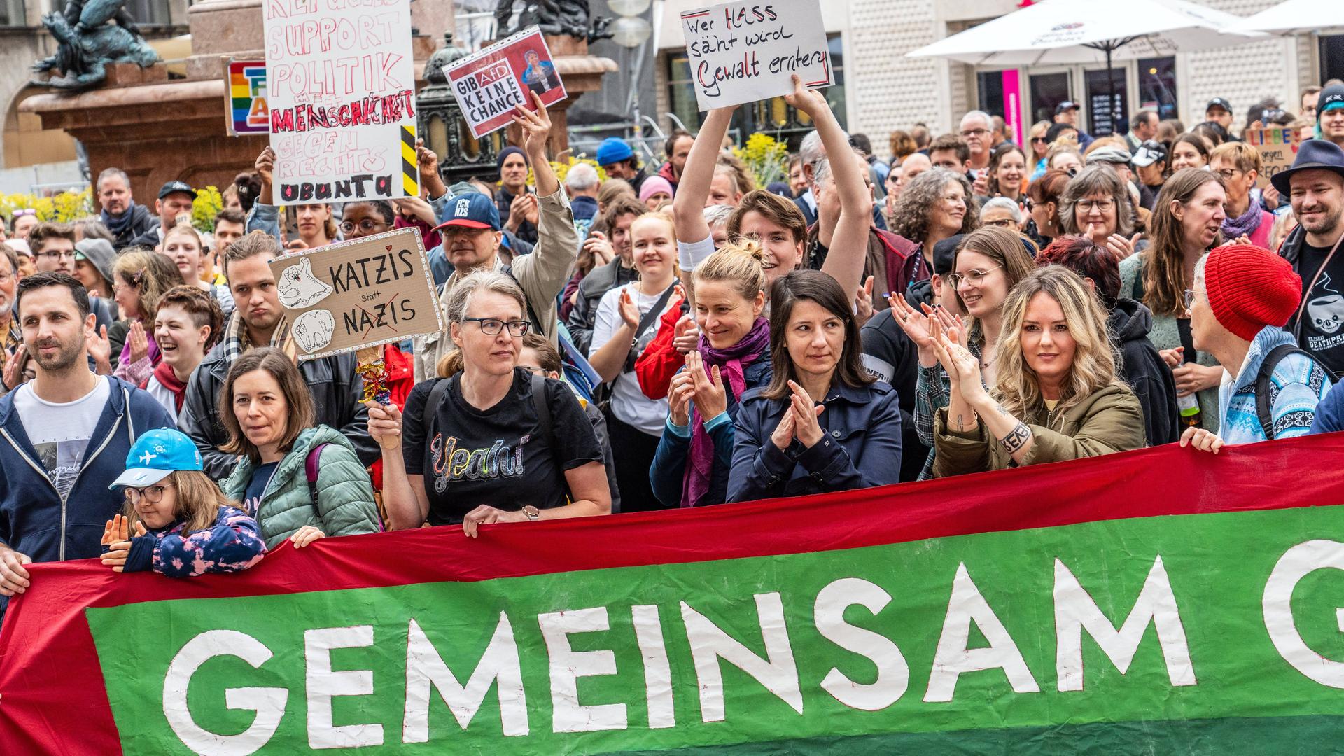 Menschen demonstrieren gegen die sich häufende Gewalt und Angriffe auf Politiker.