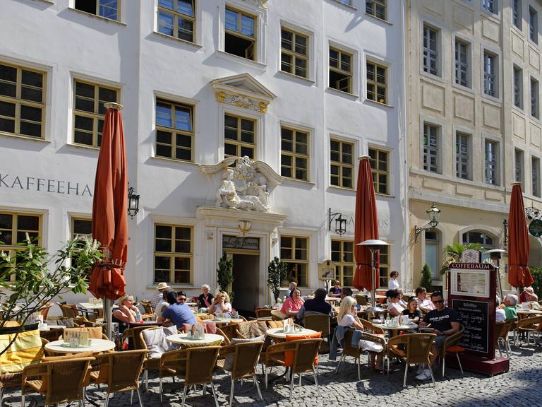 Bildnummer: 56385649 Datum: 23.04.2011 Copyright: imago/imagebroker Zum arabischen Coffe Baum , Kleine Fleischergasse, Leipzig, Sachsen, Deutschland, Europa Reisen x0x xub 2011 quer am arabischen Architektur außen Außenaufnahme aussen Aussenaufnahme Aussenaufnahmen bar bars Baum Bauwerk Bauwerke bei BRD Bundesrepublik Cafe Cafehäuser Cafehaeuser Cafehaus Cafes Coffe coffee deutsch deutsche deutscher deutsches Deutschland draußen draussen europäisch europäische europäischer europäisches Europa europaeisch europaeische europaeischer europaeisches Fleischergasse Gastronomie Gebäude Gebaeude Kaffeehäuser Kaffeehaeuser Kaffeehaus Kleine Leipzig Leute Lokal Lokale Mensch Menschen ostdeutsch ostdeutsche ostdeutscher ostdeutsches Ostdeutschland Person Personen Restaurant Restaurants Sachsen Straßencafe Straßencafes Strassencafe Strassencafes Tag Tage Tageslicht tagsüber tagsueber Taverne Tavernen Zum 56385649 Date 23 04 2011 Copyright Imago image broker to Arab Coffee Tree small Fleischergasse Leipzig Saxony Germany Europe Travel x0x 2011 horizontal at Arab Architecture exterior Outside view exterior Outside view Outside Bar Bars Tree Building Structures at GERMANY Federal Cafe Cafe houses Cafés Coffee House Cafes Coffee Coffee German German German German Germany outside outside Euro European European European Europe Eisch Europe european Europe Eischen Europe Eischen Fleischergasse Gastronomy Building Building Coffee houses Kaffeehaeuser Coffee house small Leipzig People Local Local Man People East German East Germans Ostdeutscher East German East Germany Person People Restaurant Restaurants Saxony Road Cafe Street cafes Road Cafe Street cafes Day Days Daylight during the day during daytime Tavern Taverns to 