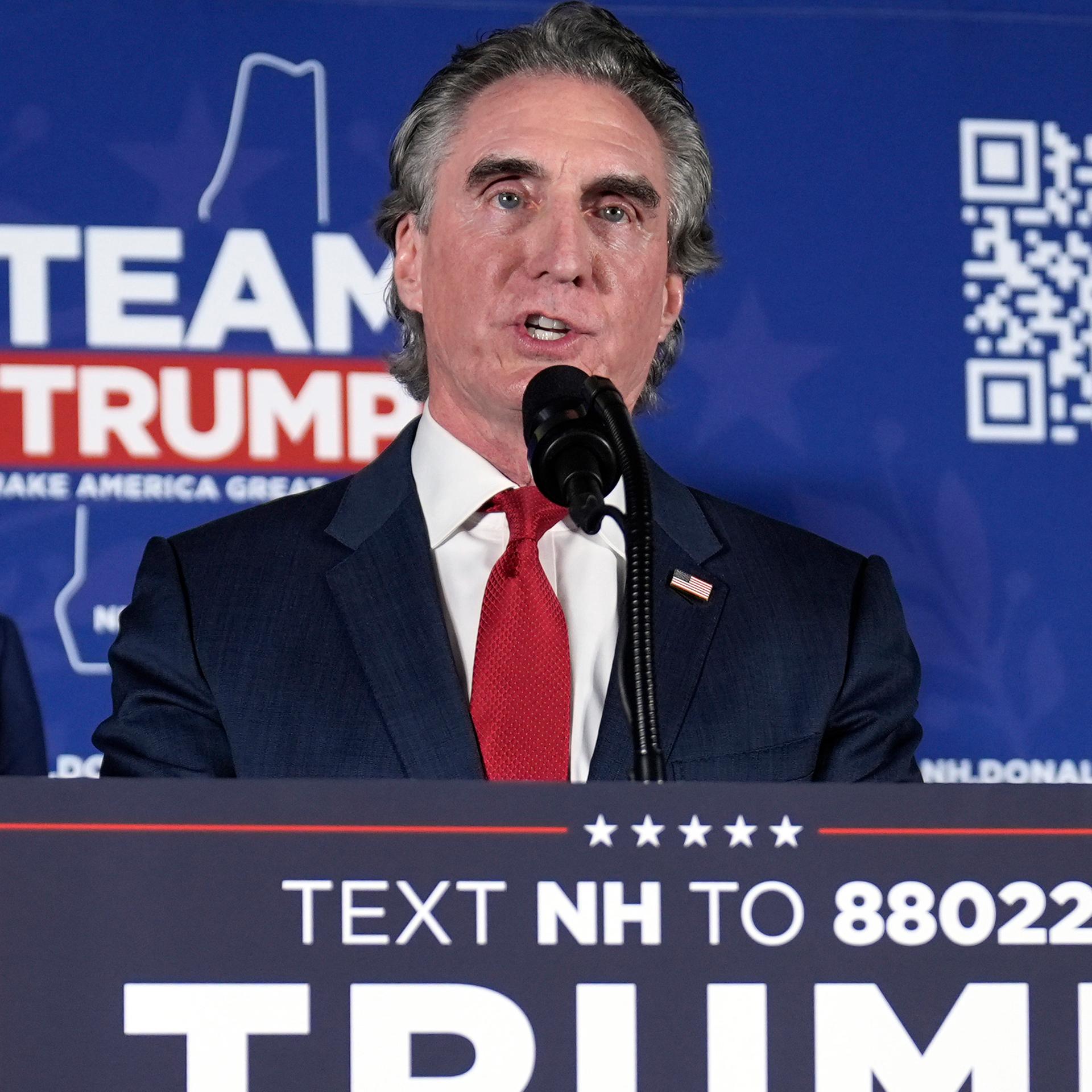 Doug Burgum spricht in ein Mikrofon