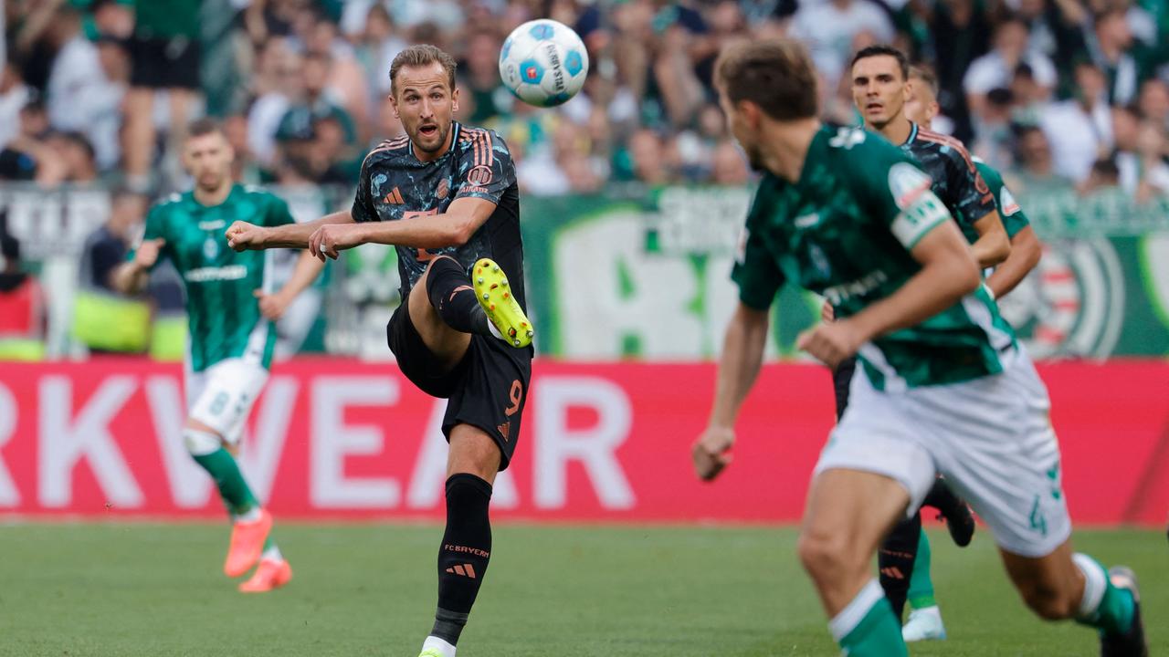 Das Bild zeigt den Mittelstürmer Harry Kane von Bayern München im Spiel gegen Werder Bremen. 