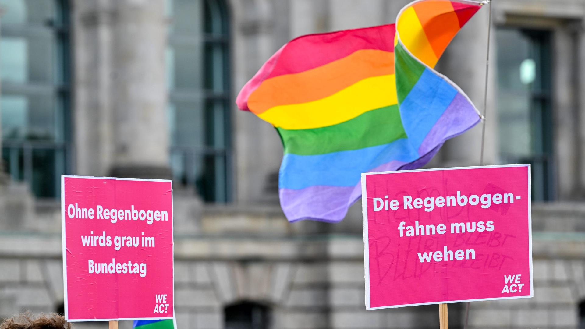 Eine Regenbogenfahne weht während der Campact-Aktion "Flagge zeigen: Für queere Sichtbarkeit am Bundestag" vor dem Reichstag. Eine Regenbogenfahne weht während der Campact-Aktion "Flagge zeigen: Für queere Sichtbarkeit am Bundestag" vor dem Reichstag.