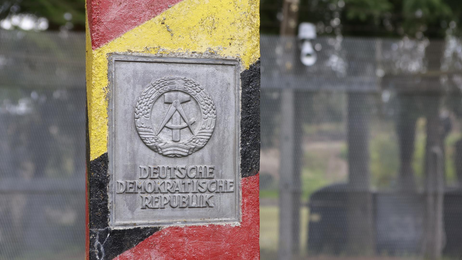 Eine originale DDR-Grenzsäule steht auf dem Gelände des Ostdeutschen Fahrzeug- und Technikmuseums. 