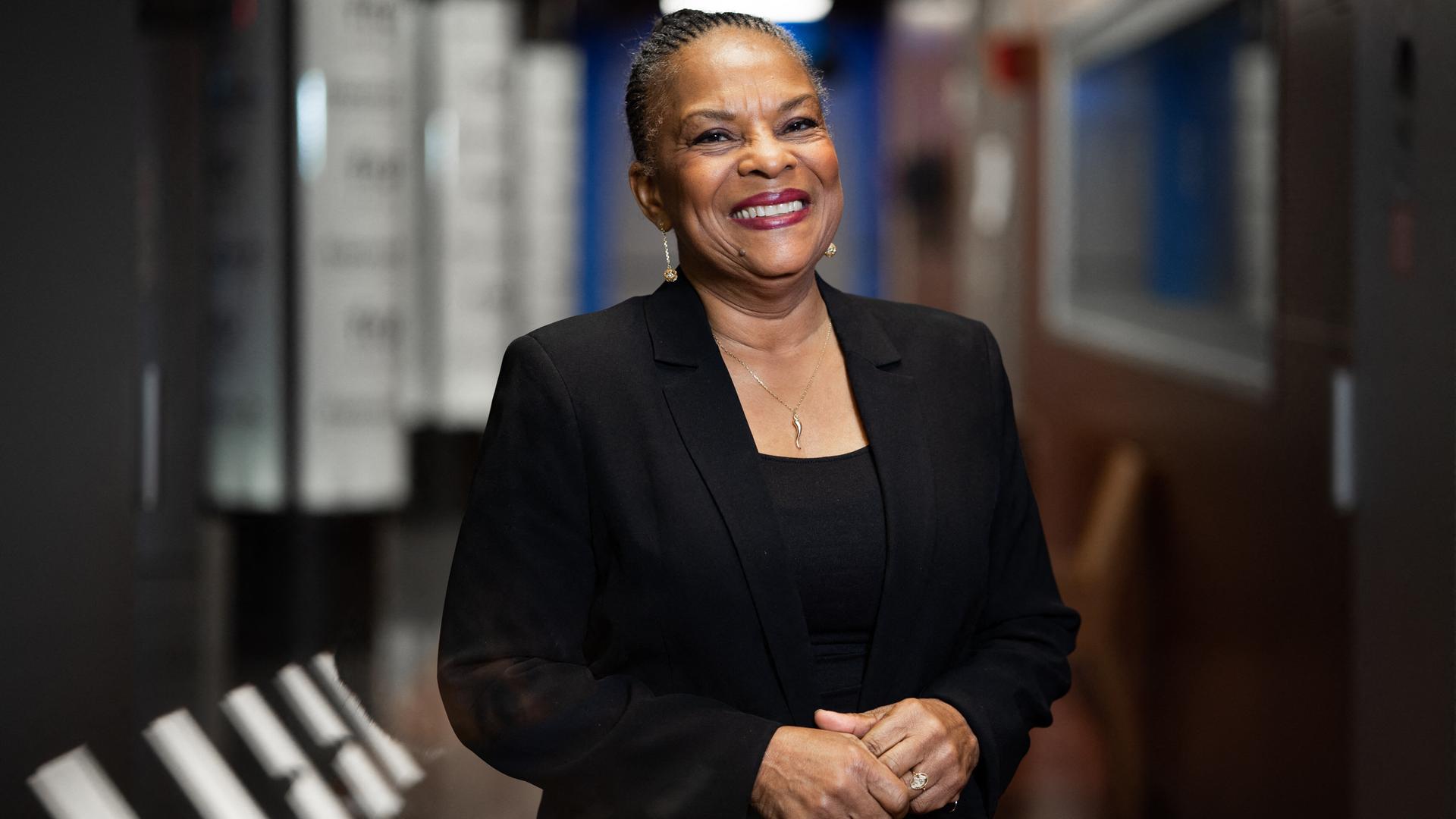 Christiane Taubira posiert im Präsidentschaftswahlkampf 2022 in Paris lächelnd für ein Pressefoto.
