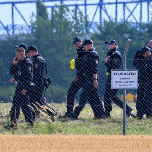 Einsatzkräfte der Polizei durchsuchen das Gelände abseits der Landebahn Nord auf dem Gelände des Flughafens Leipzig/Halle. 