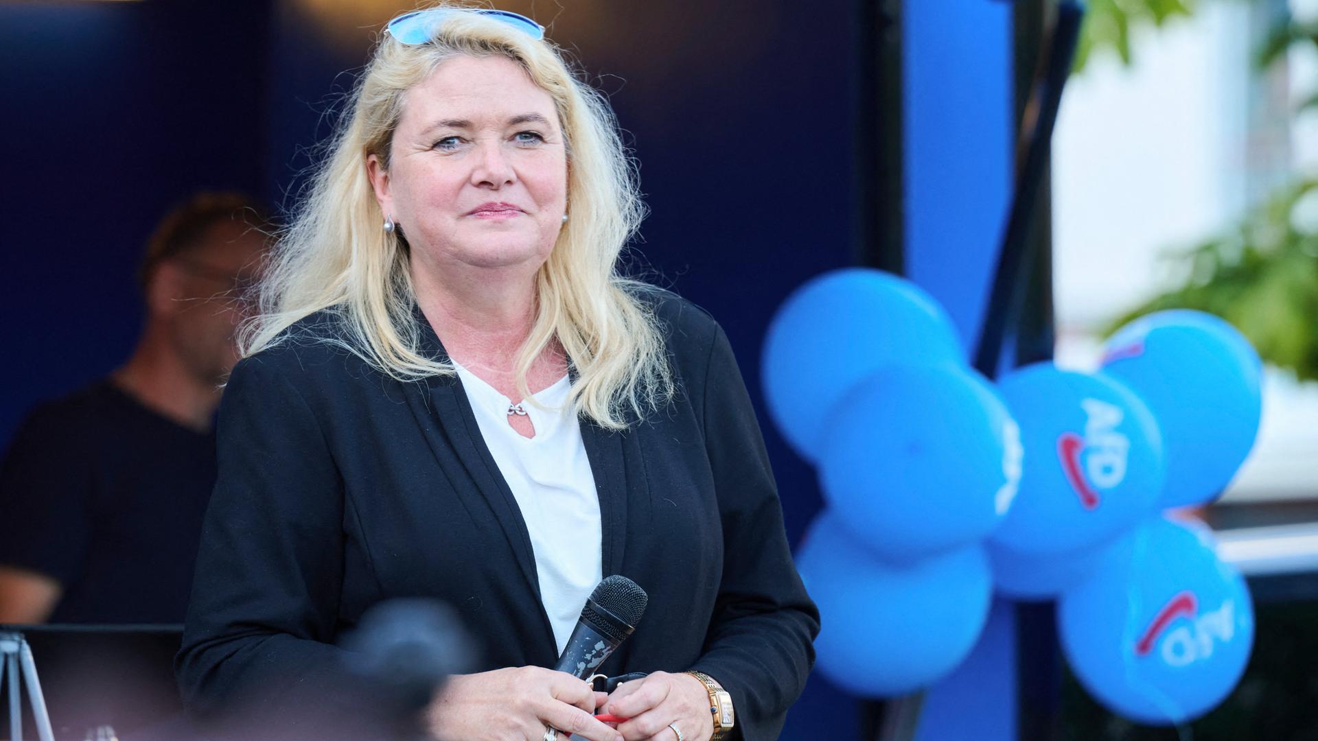 Kristin Brinker (AfD) bei einer Wahlkampfveranstaltung. Sie hat ein Mikrofon in der Hand.