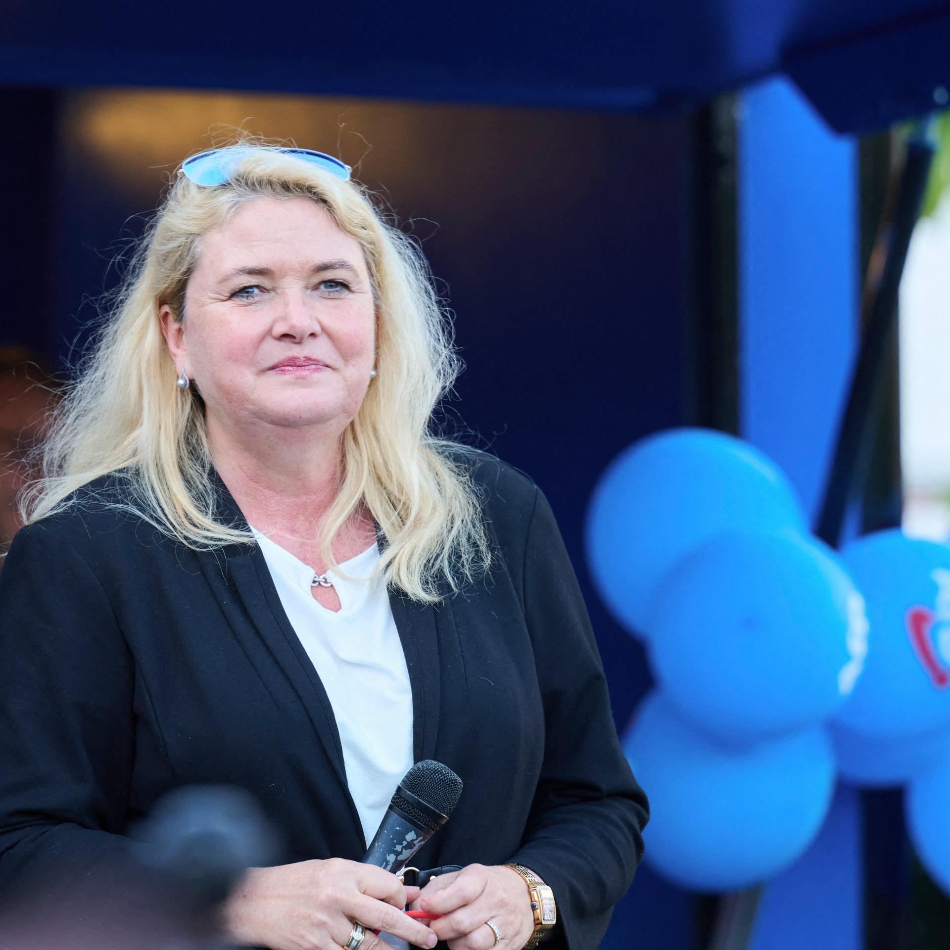 Kristin Brinker (AfD) bei einer Wahlkampfveranstaltung. Sie hat ein Mikrofon in der Hand.