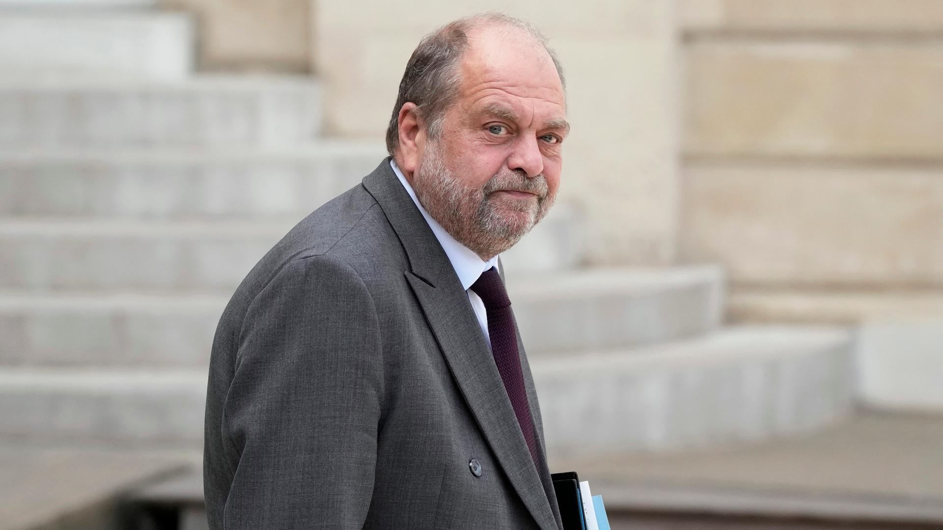 Eric Dupond-Moretti steht mit Akten unter dem Arm vor einem Gebäude. Eric Dupond-Moretti steht mit Akten unter dem Arm vor einem Gebäude.