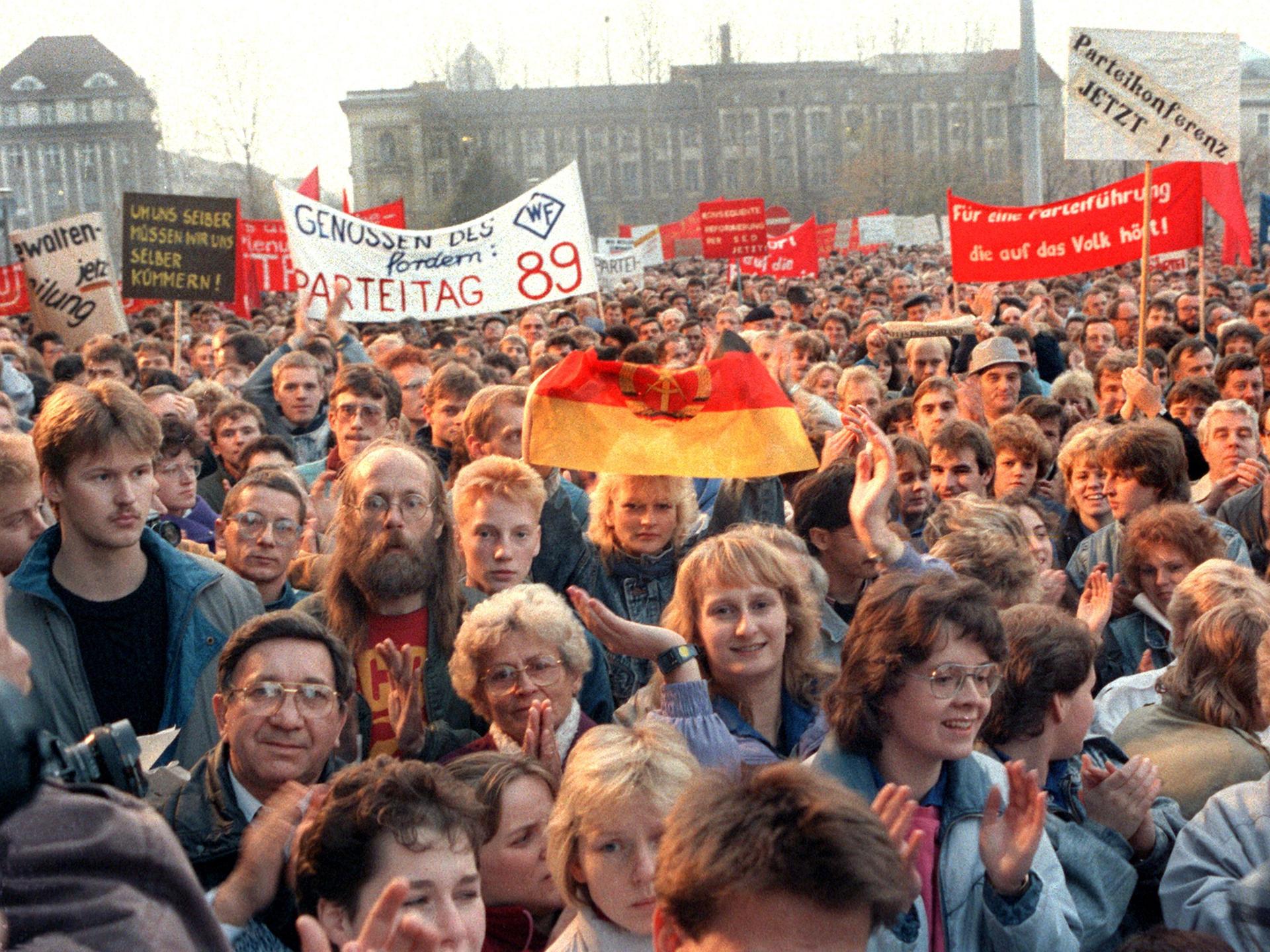 Mehrere tausend Menschen demonstrieren am 8.11.1989 vor dem ZK-Gebäude in Ostberlin.