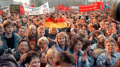 Mehrere tausend Menschen demonstrieren am 8.11.1989 vor dem ZK-Gebäude in Ostberlin.