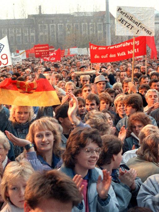 Mehrere tausend Menschen demonstrieren am 8.11.1989 vor dem ZK-Gebäude in Ostberlin.