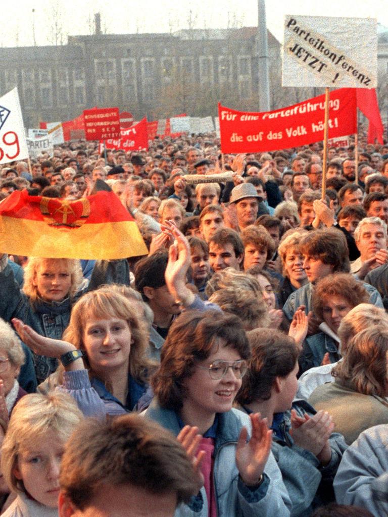 Mehrere tausend Menschen demonstrieren am 8.11.1989 vor dem ZK-Gebäude in Ostberlin.