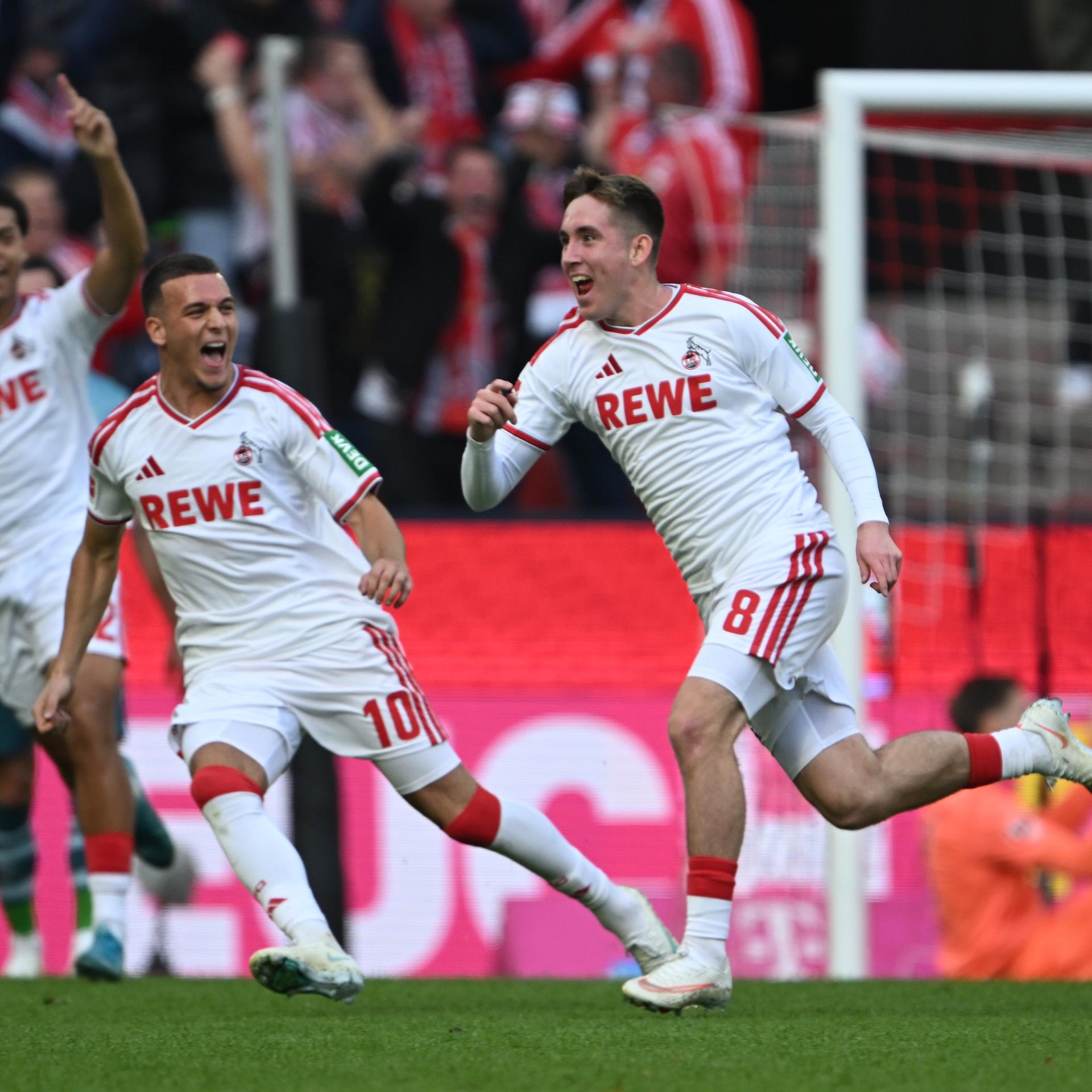 Die Fußballer Ísak Jóhannesson, Saïd El Mala und Jahmai Simpson-Pusey bejubeln ein Tor 