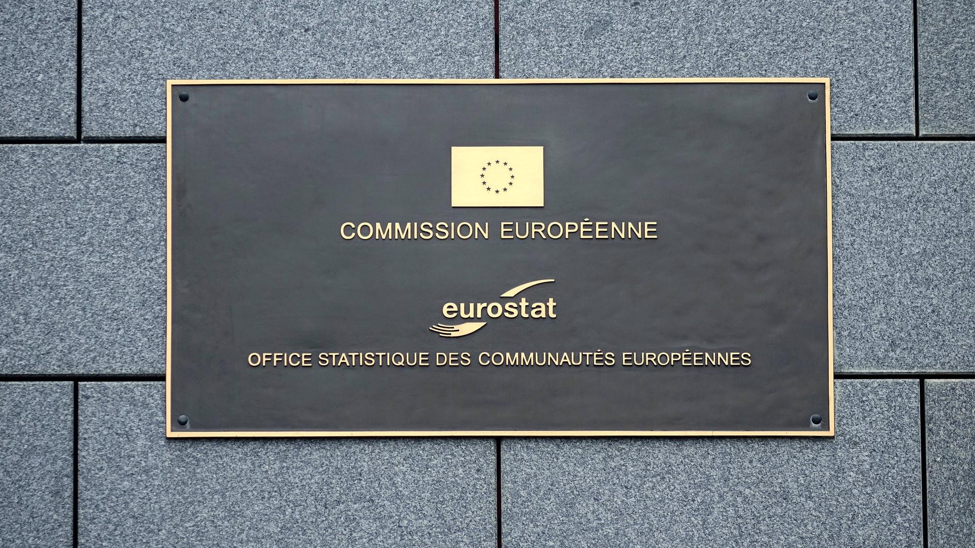 Zu sehen ist das Schild der eurostat-Behörde am Gebäude in Luxemburg.