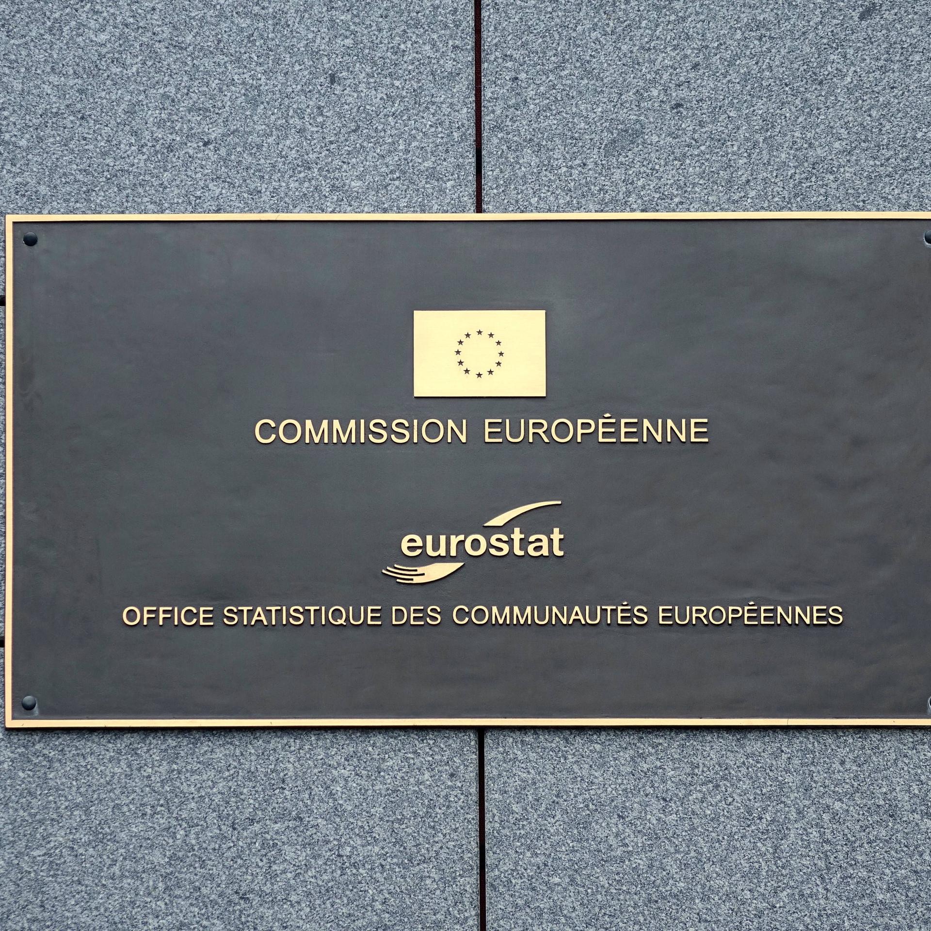 Das Schild der eurostat-Behörde am Gebäude in Luxemburg.