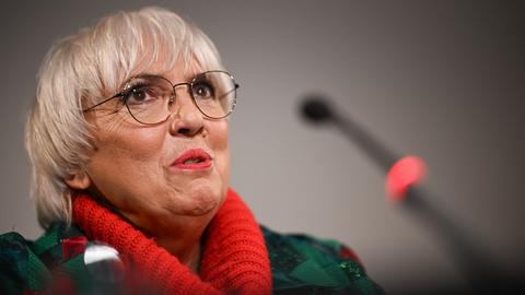 Staatsministerin für Kultur und Medien, Claudia Roth (Bündnis 90/Die Grünen). Sie trägt einen roten Rollkragenpullover und lächelt freundlich.