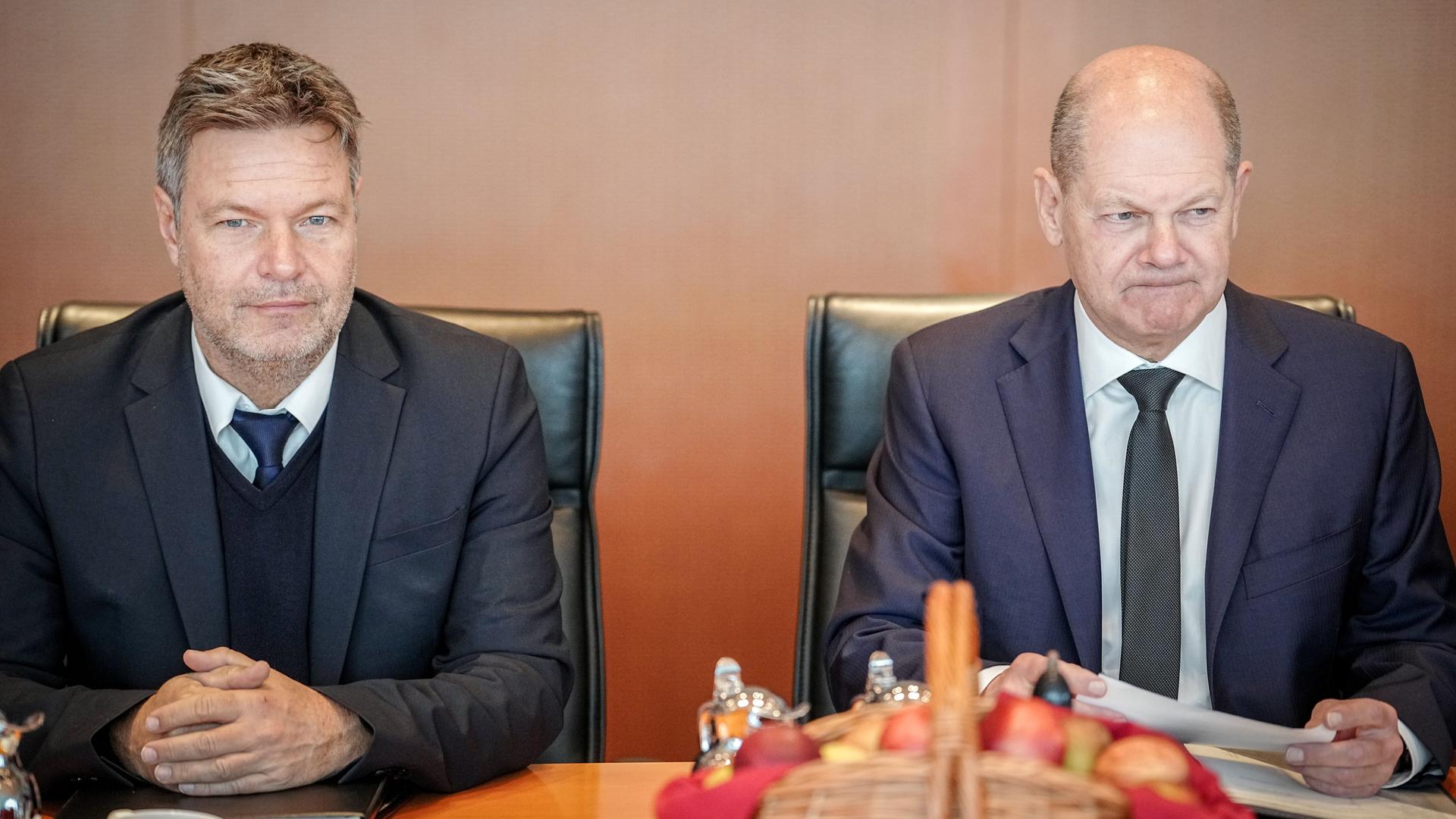 Berlin: Robert Habeck (l, Bündnis 90/Die Grünen), Bundesminister für Wirtschaft und Klimaschutz, und Bundeskanzler Olaf Scholz (SPD) nehmen an der Sitzung des Bundeskabinetts teil. Berlin: Robert Habeck (l, Bündnis 90/Die Grünen), Bundesminister für Wirtschaft und Klimaschutz, und Bundeskanzler Olaf Scholz (SPD) nehmen an der Sitzung des Bundeskabinetts teil.