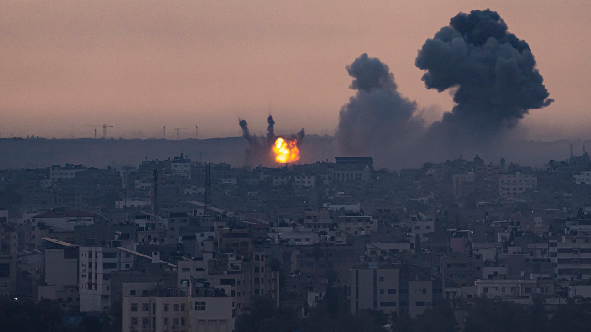 Rauch steigt nach einem israelischen Luftangriff aus einem Gebäude der Stadt Rafah im Gazastreifen auf. 