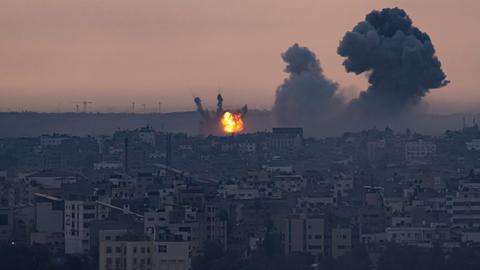Rauch steigt nach einem israelischen Luftangriff aus einem Gebäude der Stadt Rafah im Gazastreifen auf.