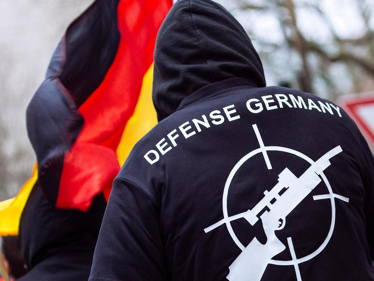 Teilnehmer einer Demo im rechtsextremen Milieu