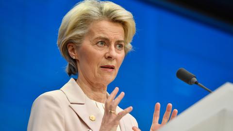 Brüssel: Ursula von der Leyen, Präsidentin der Europäischen Kommission, spricht während einer Pressekonferenz im Rahmen eines EU-Gipfels.