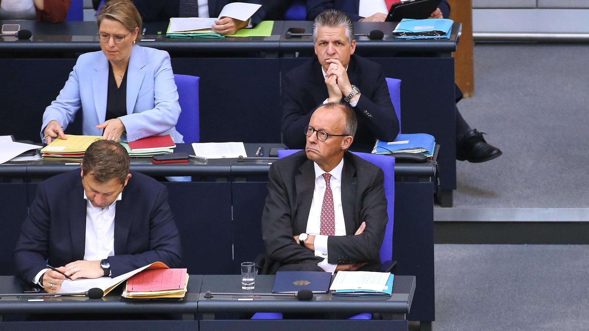 Bundesfinanzminister Lars Klingbeil (SPD) und Bundeskanzler Friedrich Merz (CDU) sitzen nebeneinander im Bundestag, dahinter sitzen Bundesjustizministerin Stefanie Hubig (SPD) und Kanzleramtsminister Thorsten Frei (CDU)