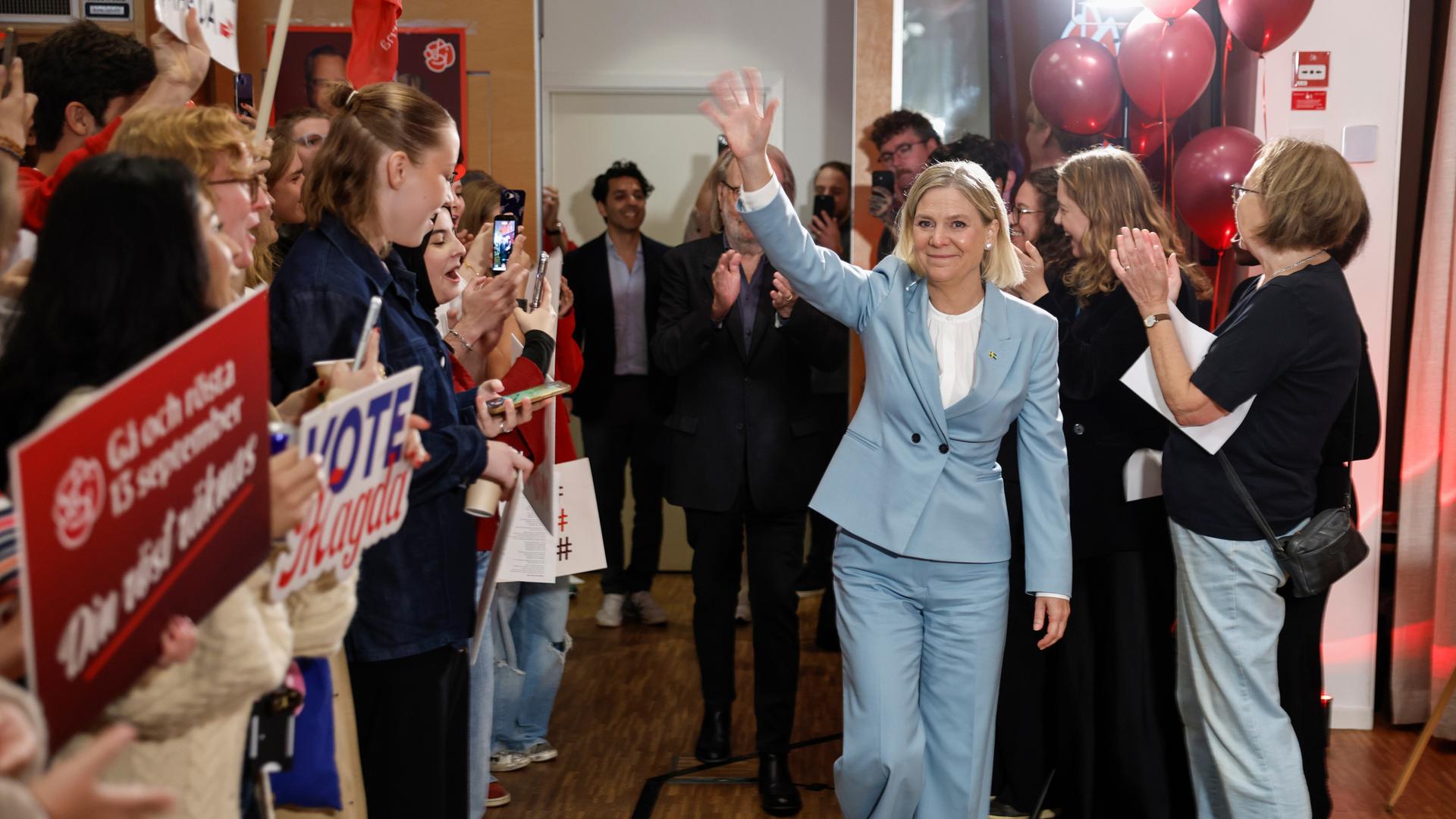 Die Vorsitzende der Sozialdemokratischen Partei, Magdalena Andersson besucht am Wahltag das Hauptquartier und die Wahlhelfer der Sozialdemokratischen Partei.