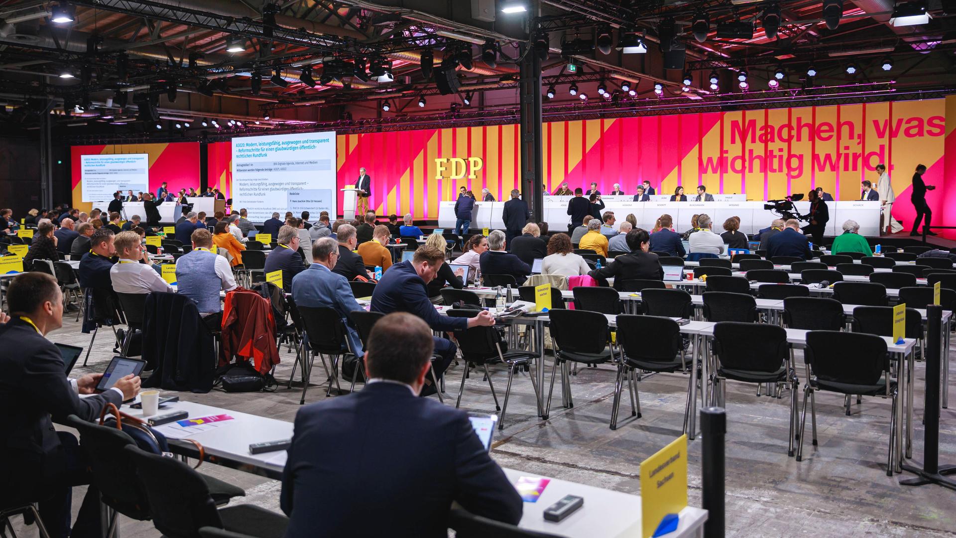 Der Bundesparteitag der FDP in Berlin. Auf der Bühne sitzen prominente Parteimitglieder, vorne im Bild sind die Delegierten an Tischen zu sehen. Der Bundesparteitag der FDP in Berlin. Auf der Bühne sitzen prominente Parteimitglieder, vorne im Bild sind die Delegierten an Tischen zu sehen.