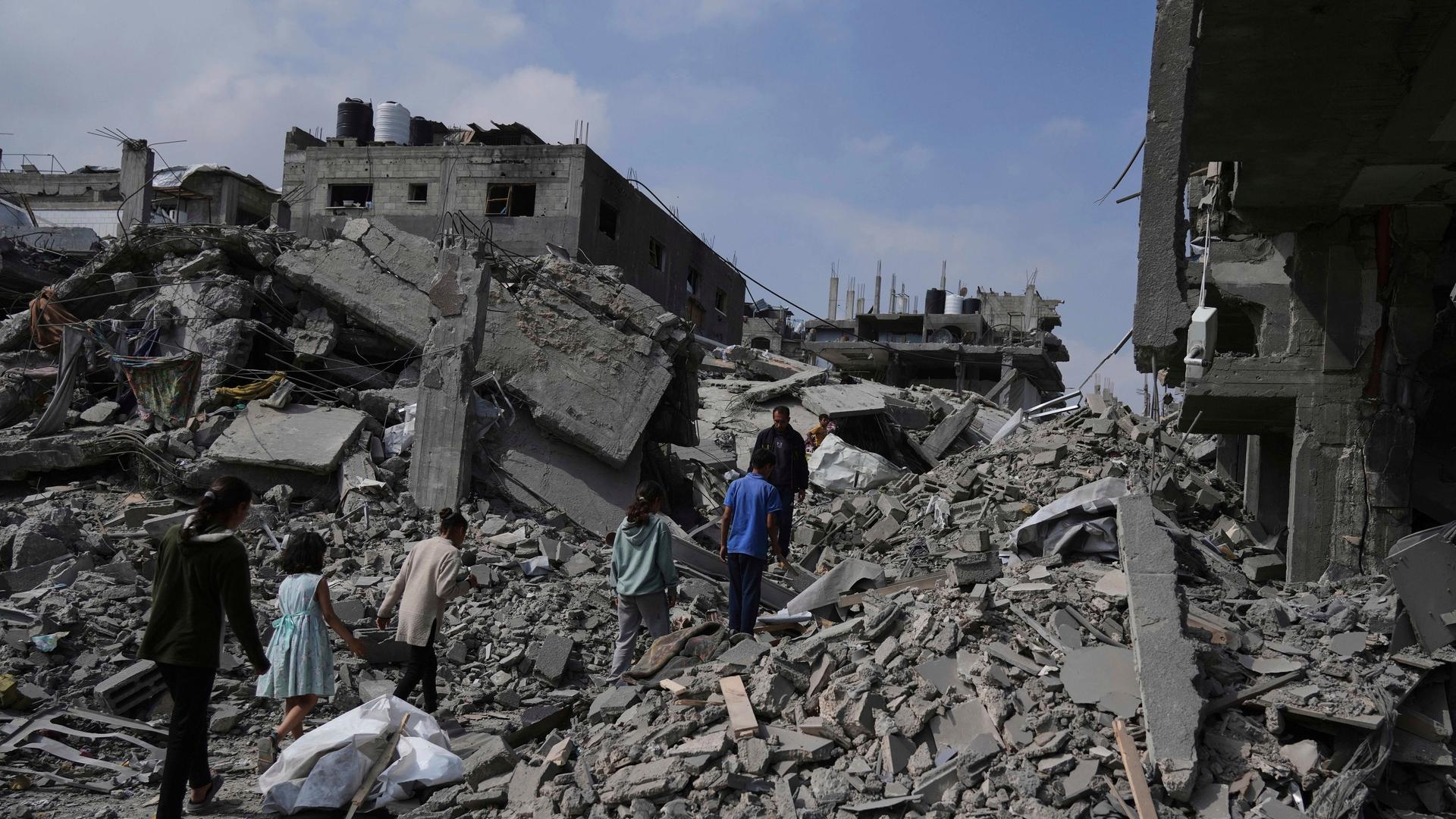 Palästinenser laufen in den Trümmern nach einem Luftangriff der israelischen Armee in Beit Lahia im nördlichen Gazastreifen. (Archivfoto vom 28.4.25) Palästinenser laufen in den Trümmern nach einem Luftangriff der israelischen Armee in Beit Lahia im nördlichen Gazastreifen. (Archivfoto vom 28.4.25)