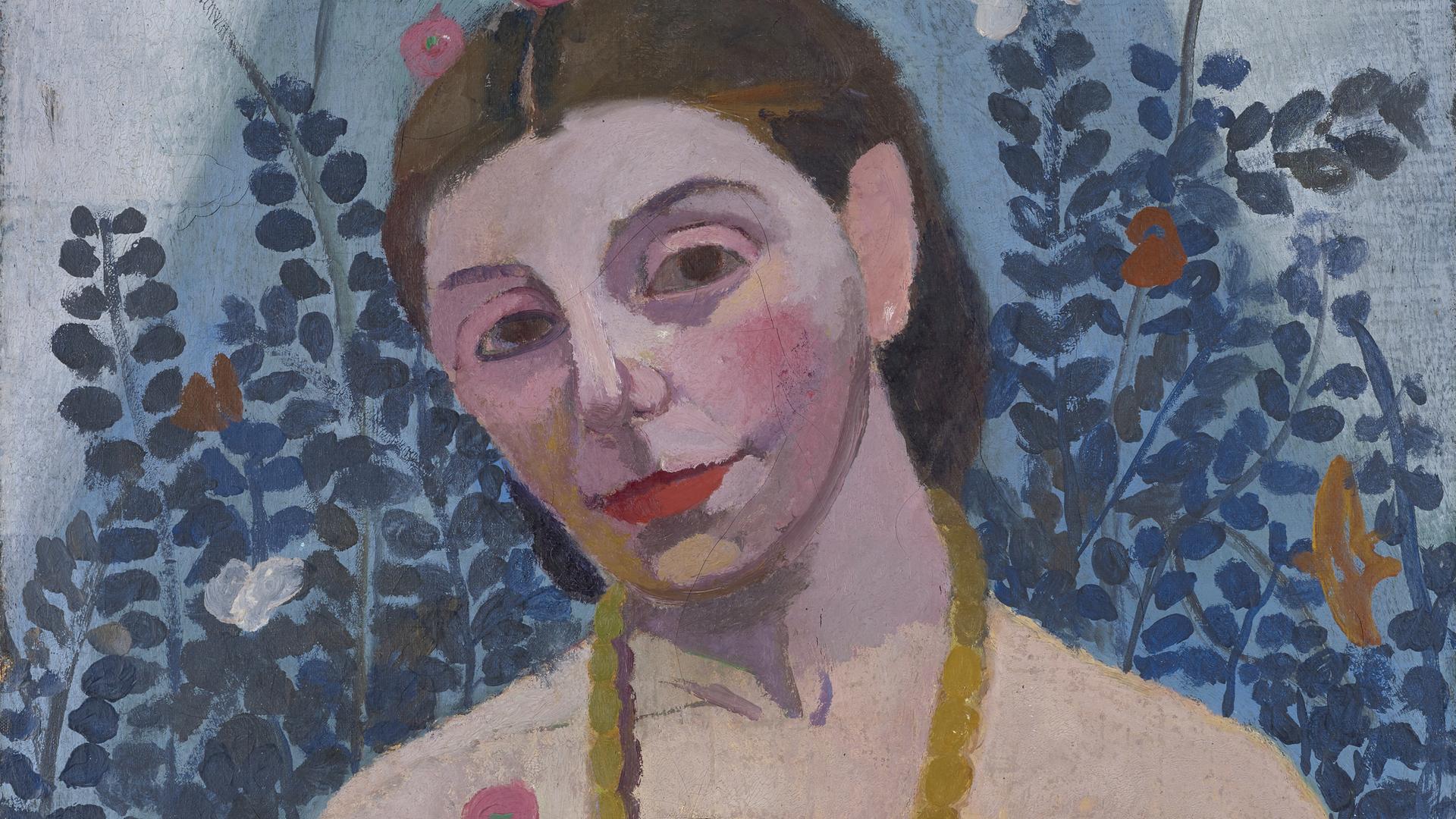 Ein Gemälde im expressionistischen Stil zeigt Paula Modersohn-Becker mit nacktem Oberkörper und einer Bernsteinkette um den Hals. In ihren Händen hält sie je eine Blume.