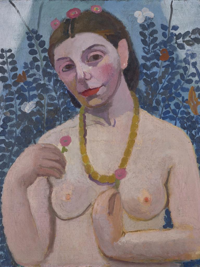 Ein Gemälde im expressionistischen Stil zeigt Paula Modersohn-Becker mit nacktem Oberkörper und einer Bernsteinkette um den Hals. In ihren Händen hält sie je eine Blume.