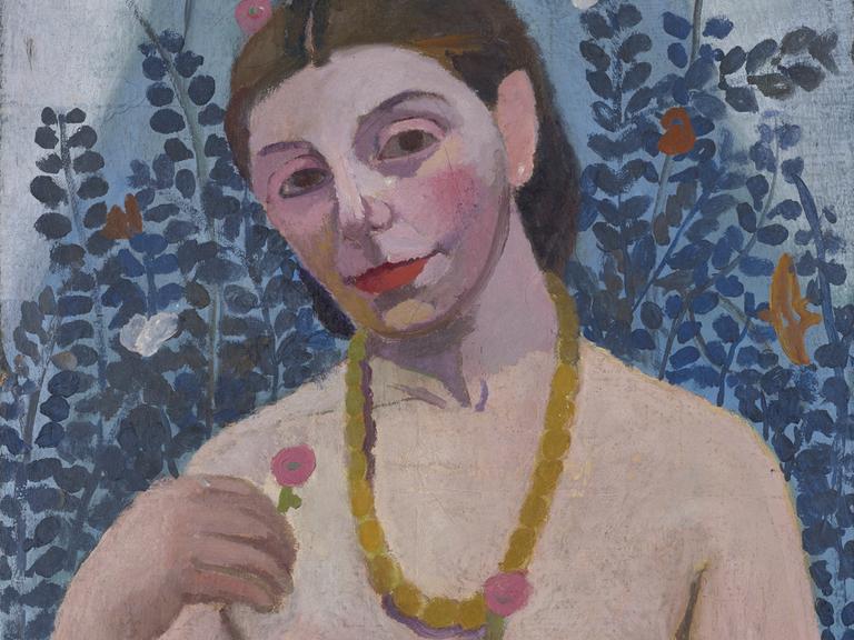 Ein Gemälde im expressionistischen Stil zeigt Paula Modersohn-Becker mit nacktem Oberkörper und einer Bernsteinkette um den Hals. In ihren Händen hält sie je eine Blume.
