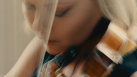 Alina Ibragimova beim Spiel ihrer Geige. Das Foto hat dabei ihre Bewegungen mit Mehrfachbelichtungen festgehalten.