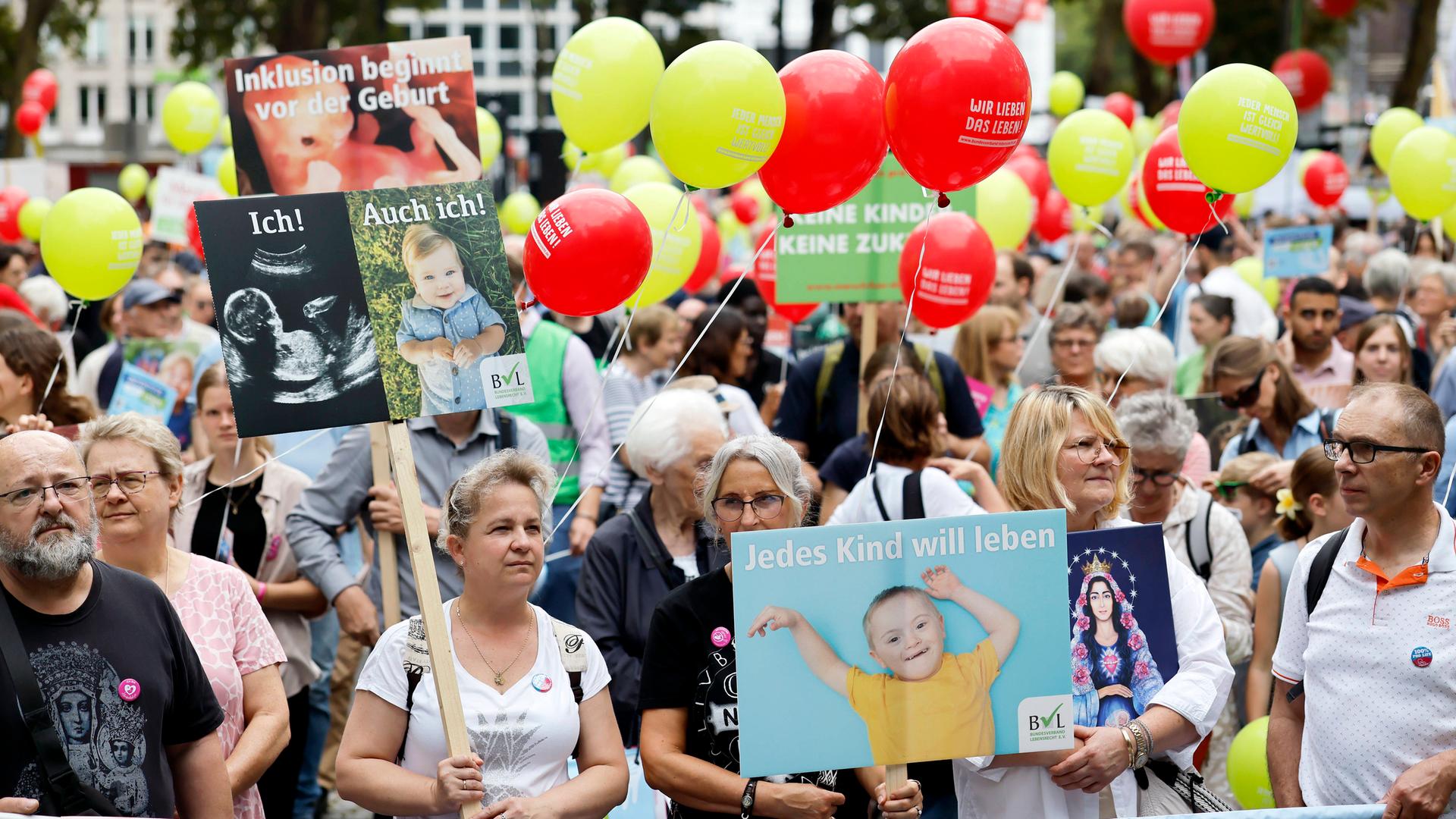 Teilnehmer des "Marsch für das Leben" halten rot und gelbe Ballons sowie Plakate. Teilnehmer des "Marsch für das Leben" halten rot und gelbe Ballons sowie Plakate.