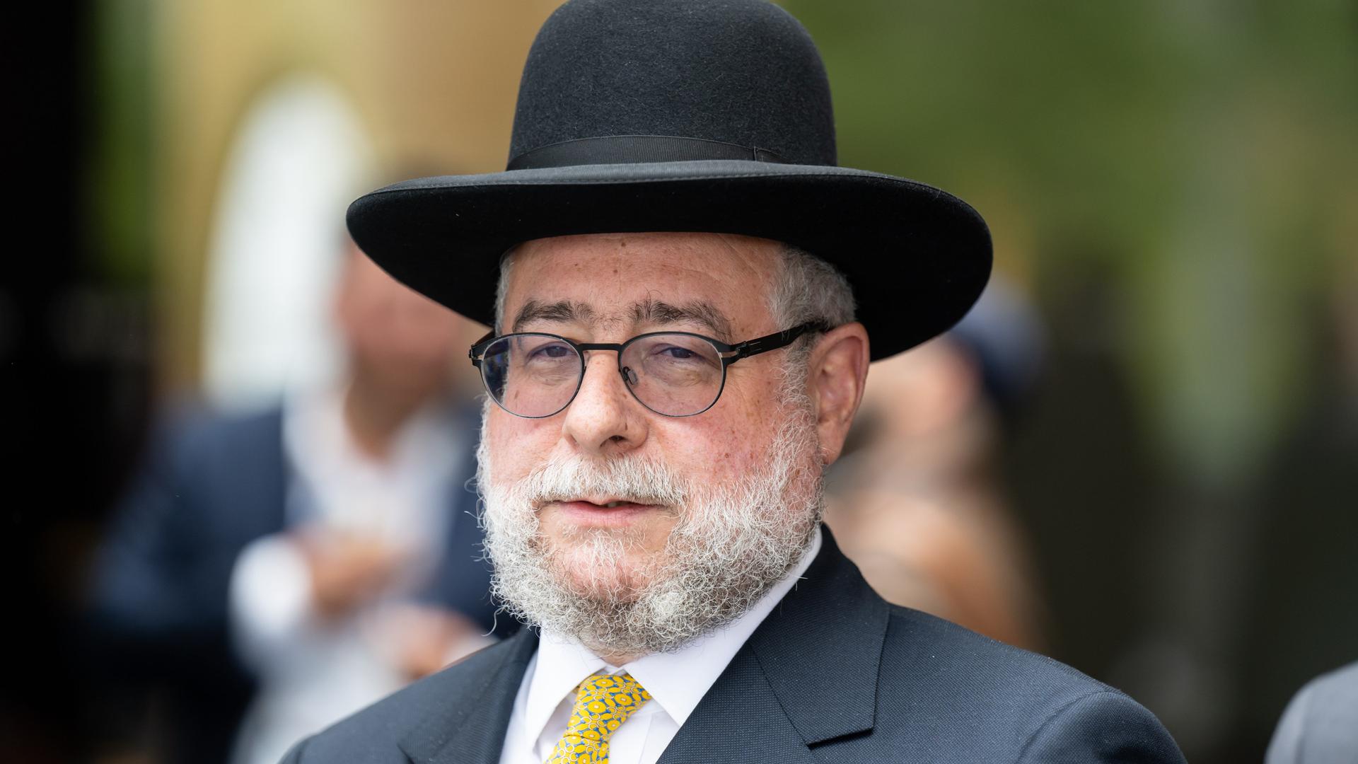 Pinchas Goldschmidt, Vorsitzender der Europäischen Rabbinerkonferenz, schaut in die Kamera.