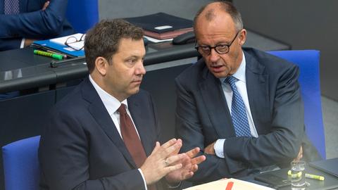Bundesfinanzminister Lars Klingbeil (links) und Bundeskanzler Friedrich Merz /CDU) sitzen am 11.06.2026  im  Bundestag. Merz erzählt Klingbeil offenbar etwas. Beide wirken angespannt.
