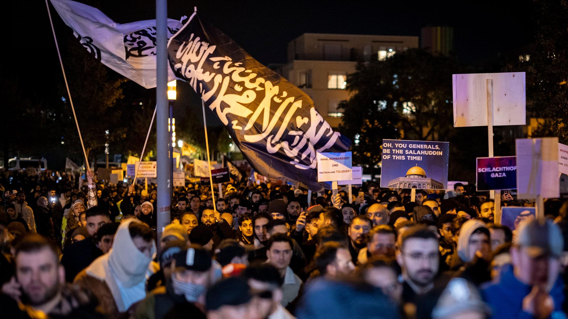 Begleitet von starken Kräften der Polizei demonstrierten in Essen 3000 Teilnehmer gegen den israelischen Militäreinsatz im Gazastreifen. Begleitet von starken Kräften der Polizei demonstrierten in Essen 3000 Teilnehmer gegen den israelischen Militäreinsatz im Gazastreifen.