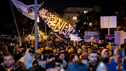 Begleitet von starken Kräften der Polizei demonstrierten in Essen 3000 Teilnehmer gegen den israelischen Militäreinsatz im Gazastreifen.