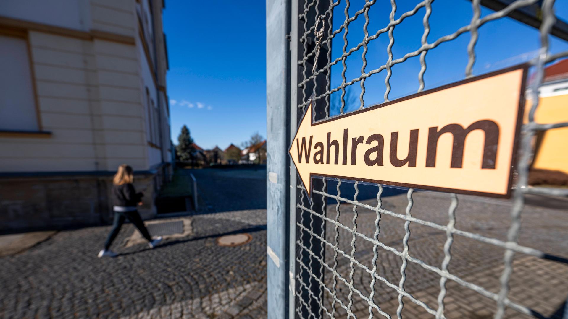 Neustadt an der Orla: Ein Wegweiser am Orlatal-Gymnasium in Neustadt an der Orla zeigt den Weg zum Wahlraum.