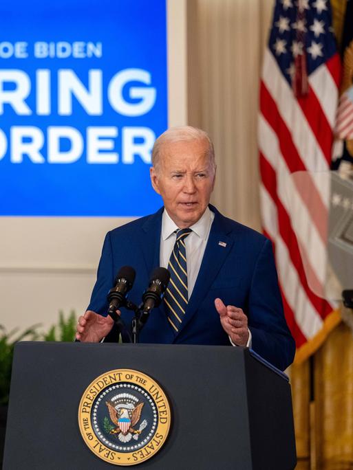 Präsident Joe Biden hält im East Room eine Rede